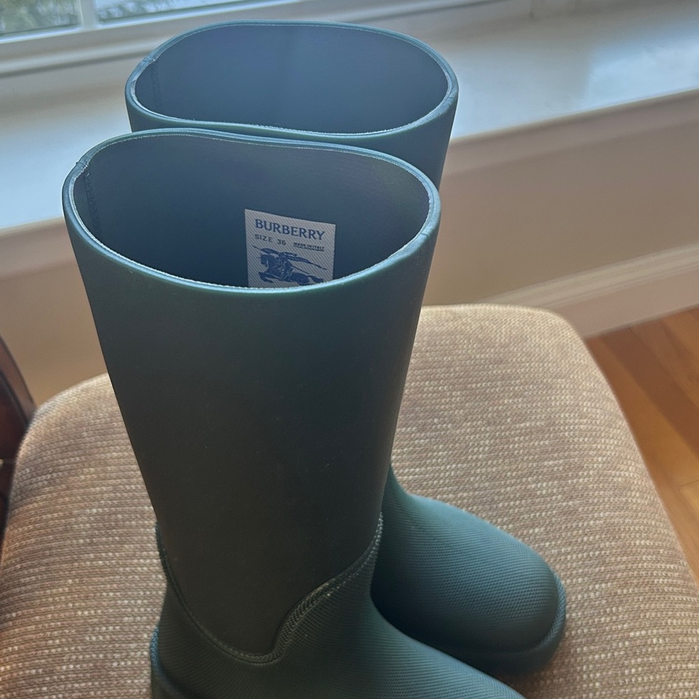 Brand new Burberry size 36 Tall rain Boots in Dark Green - Picture 4 of 7